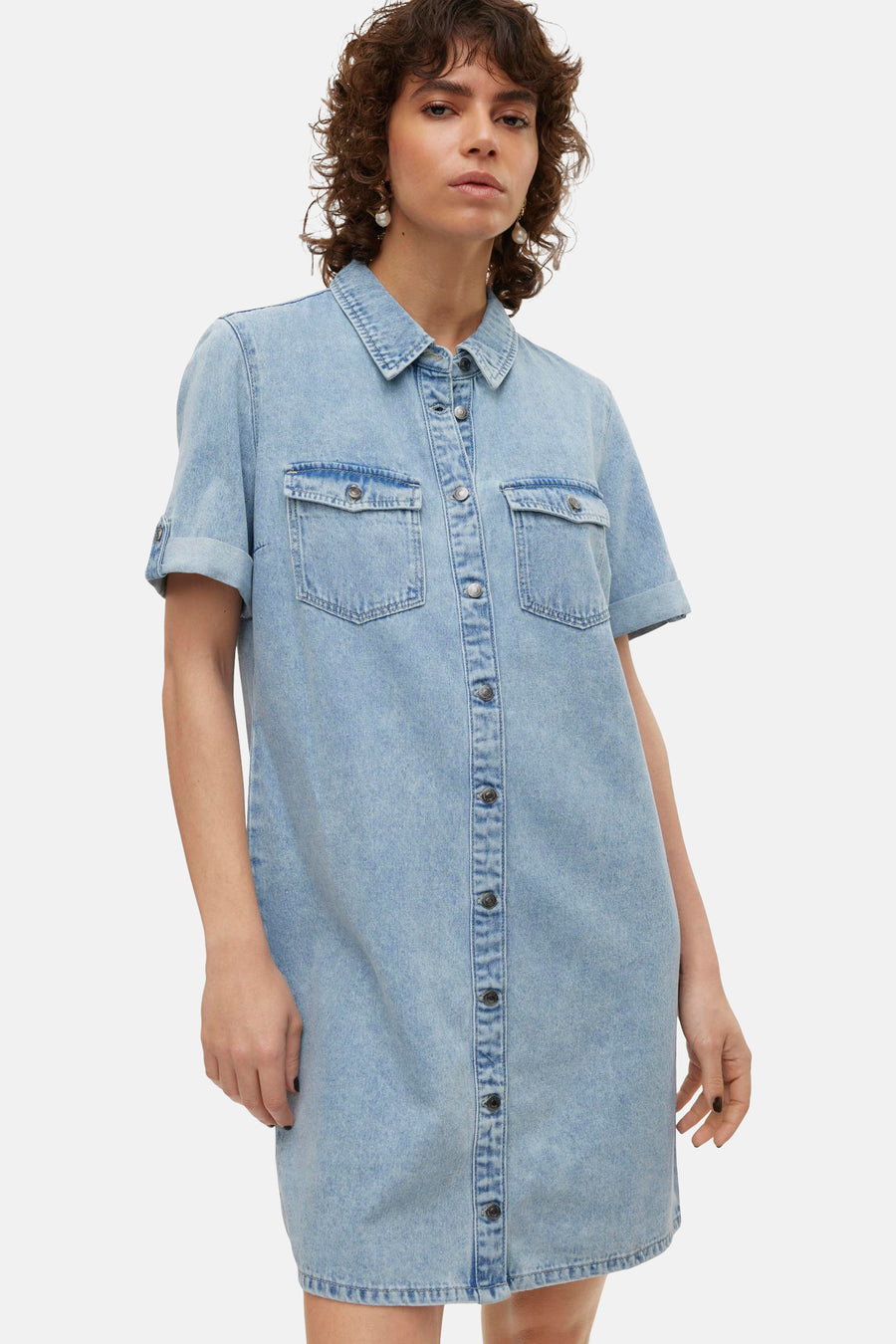 Denim kleedje met korte mouwen van Vero Moda, met knoopsluiting en borstzakken.