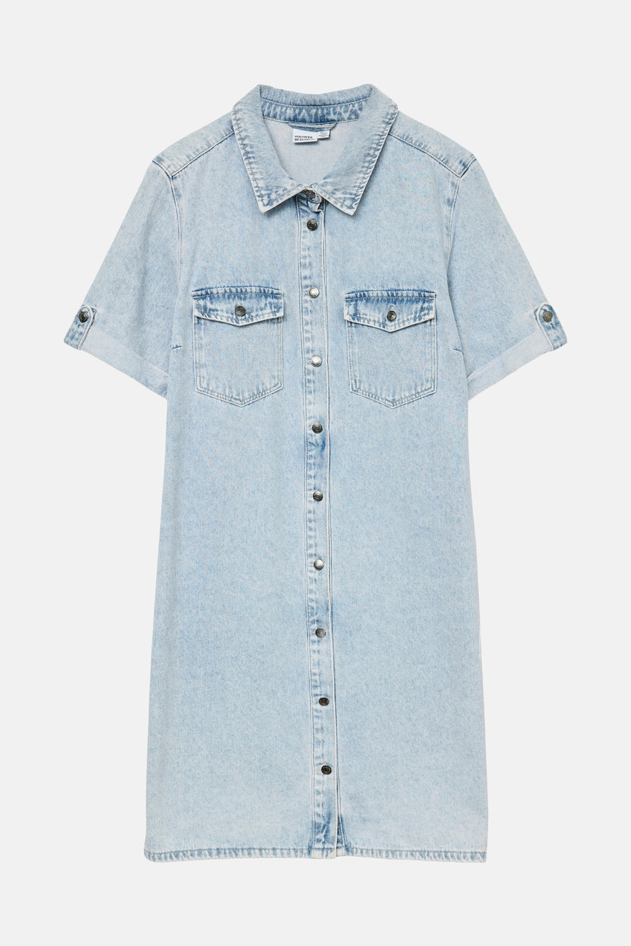 Lichtblauw denim kleedje met korte mouwen van Vero Moda, met borstzakken en knoopsluiting.
