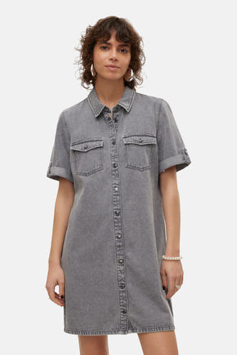 Grijs kleedje met korte mouwen van VERO MODA, met knoopsluiting en borstzakken, gecombineerd met een parelarmband en grote zilveren oorbellen.
