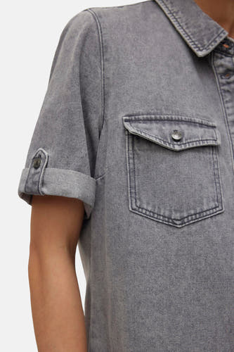 Grijs kleedje met korte mouwen van VERO MODA, met een borstzak en opgerolde mouwen.