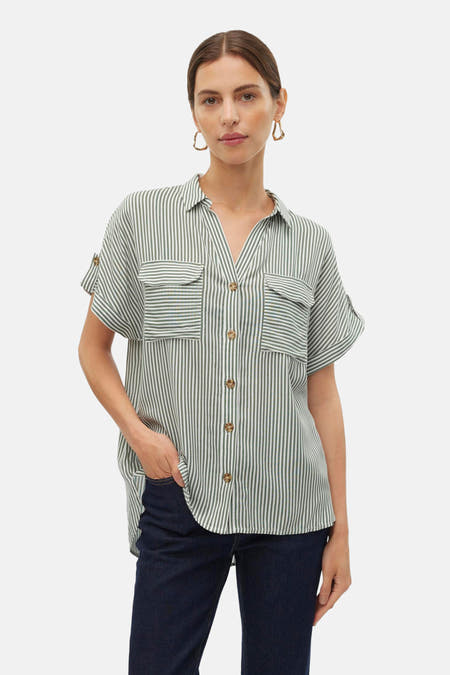 Groen gestreept overhemd met korte mouwen van VERO MODA, met borstzakken en gedragen met een donkere jeans.
