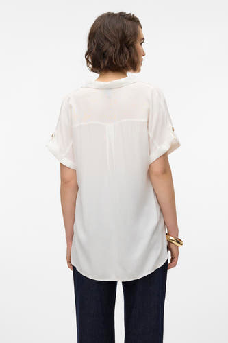 Wit hemd met korte mouwen van VERO MODA®, gezien van achteren, met goudkleurige armband.