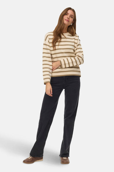 Beige ronde hals trui van VERO MODA met bruine strepen en sierknopen op de schouder.