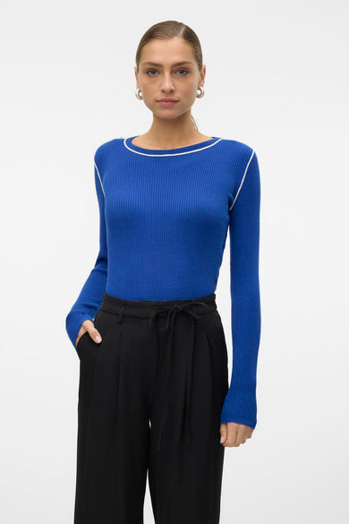 T-shirt bleu avec col rond de VERO MODA, avec des manches longues et des détails blancs.
