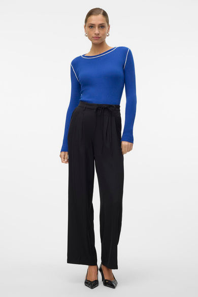 Blauwe trui met ronde hals van VERO MODA, afgewerkt met witte biezen langs de halslijn en schouders.