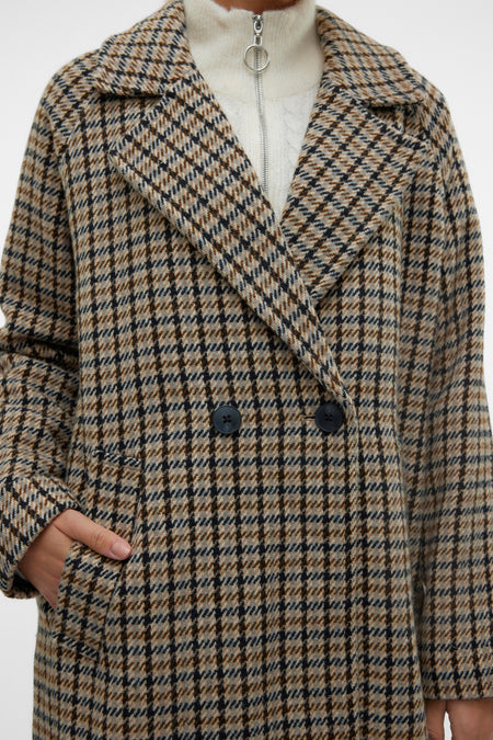 Bruine jas van VERO MODA met een ruitpatroon, dubbele knoopsluiting en steekzak.

