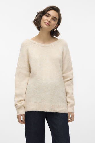 Beige trui met ronde hals van VERO MODA®, gedragen met donkere jeans en gouden oorbellen.