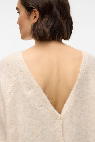 Gilet beige avec col rond de VERO MODA, détail de dos avec fermeture à boutons.