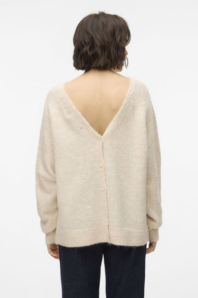 Gilet beige avec col rond de VERO MODA, dos en forme de V et fermeture à boutons.
