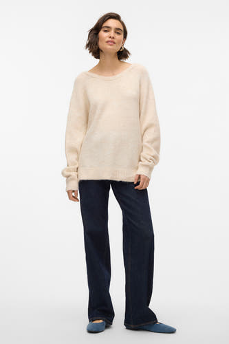 Gilet rond beige de VERO MODA®, porté avec des jeans bleu marine et des chaussures plates.
