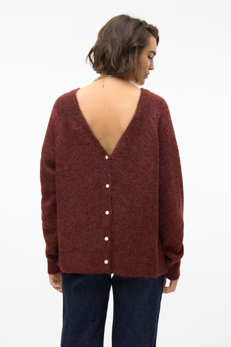 Bruine trui met ronde hals van Vero Moda, met knoopdetails op de rug en gedragen met een donkerblauwe jeans.
