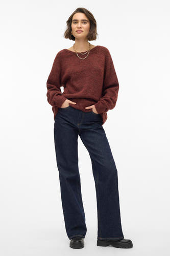 Bruine trui met ronde hals van VERO MODA®, gedragen met donkerblauwe jeans en gouden kettingen.