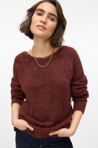 Bruine trui met ronde hals van VERO MODA, met een grove textuur en een gouden ketting als accessoire.