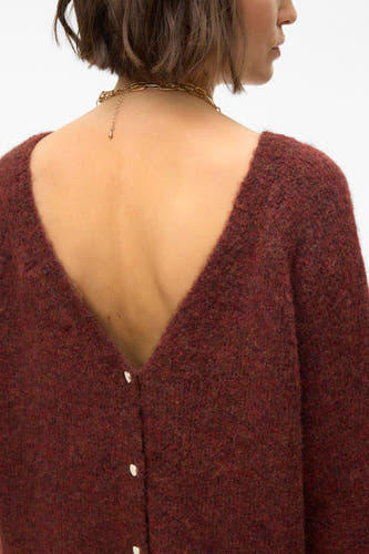 Bruine trui met ronde hals van VERO MODA, met knoopdetail op de rug en gouden ketting.