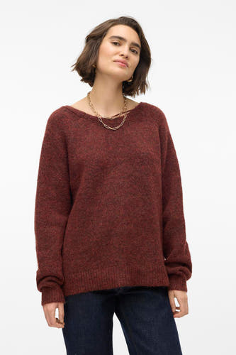 Bruine trui met ronde hals van VERO MODA, met een grove breistructuur en gedragen met een gouden ketting.

