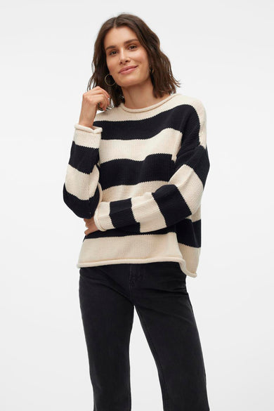 Sweat-shirt rayé noir de VERO MODA® avec un col rond, des manches longues et porté avec un jean noir.