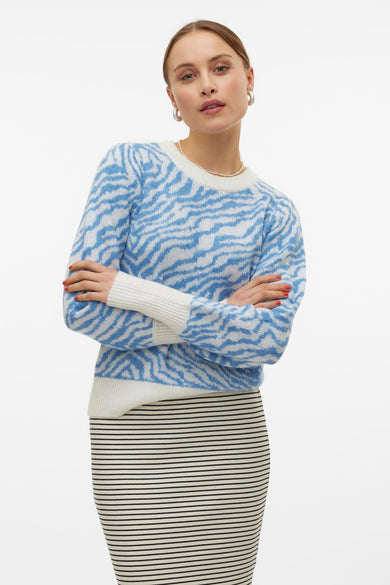 T-shirt rose avec col rond de VERO MODA, à imprimé zèbre bleu et blanc, porté avec des boucles d'oreilles argentées et une chaîne de perles.