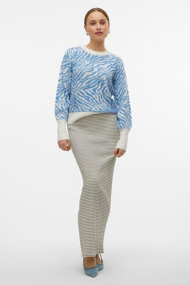 Roze trui met ronde hals van VERO MODA®, met blauw zebrapatroon gedragen met een gestreepte rok en blauwe schoenen.
