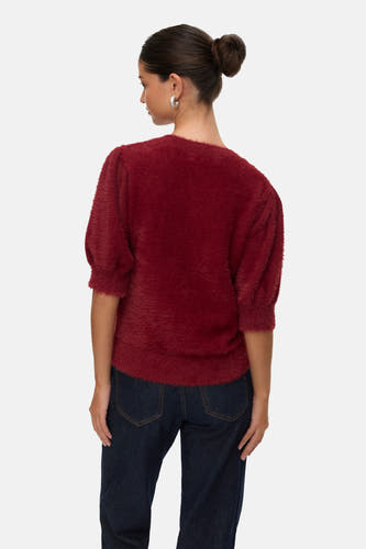 T-shirt rouge avec col rond de Vero Moda, avec des manches courtes et porté avec un pantalon de travail foncé.