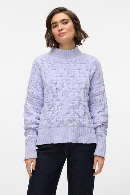Paarse trui met rolkraag van VERO MODA, met geweven patroon en lange mouwen, gedragen met een donkere jeans.
