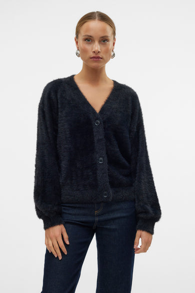 Gilet en velours noir à col en V et boutons de VERO MODA®, porté avec un jean bleu foncé, vue de face