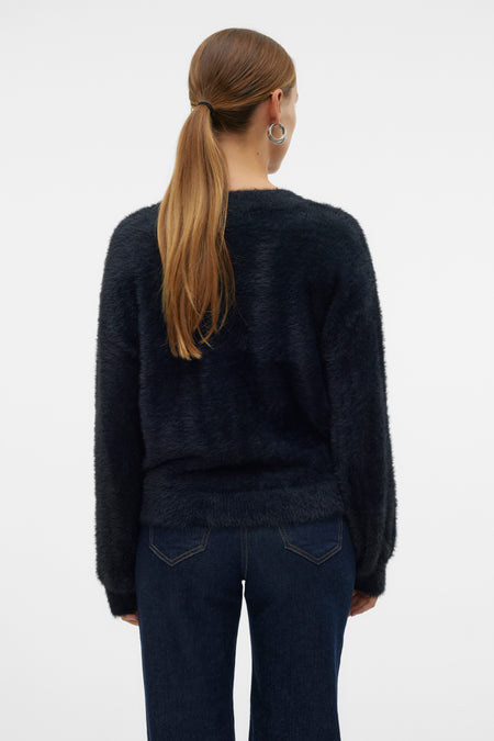 Gilet en velours noir de VERO MODA®, vue arrière, avec col rond et manches longues, porté avec un jean bleu foncé
