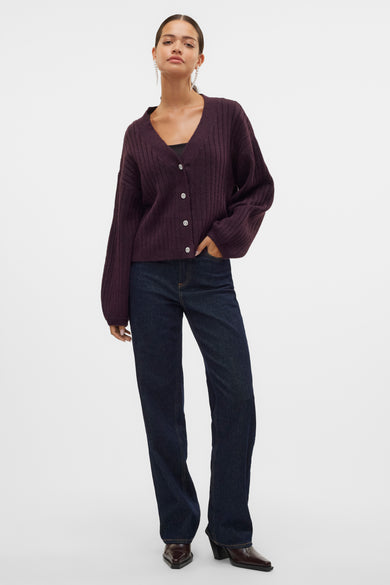 Bordeaux rolkraag trui van Vero Moda, met lange mouwen, gecombineerd met donkere jeans en laarzen.