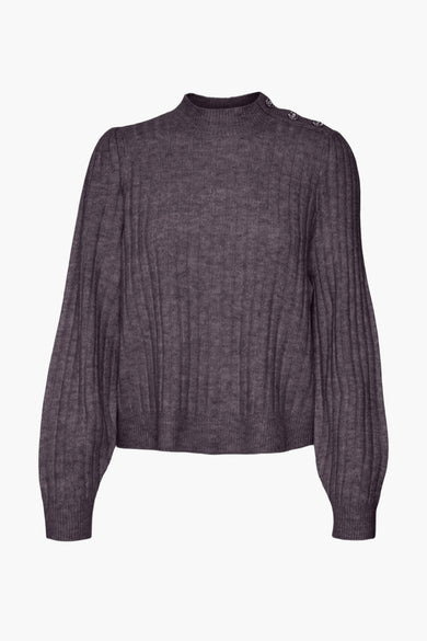 Pull à col rond Bordeaux de Vero Moda, avec des manches longues, associé à des jeans noirs et des bottes.