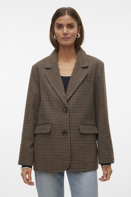 Bruine blazer van VERO MODA, met een houndstooth print, lange mouwen, en klepzakken.