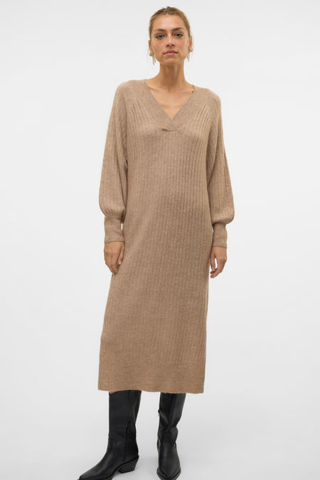 Zilveren kleedje met lange mouwen van VERO MODA, met een ribgebreide textuur en gecombineerd met zwarte laarzen.
