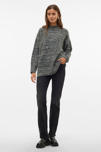 Zwarte trui met rolkraag van VERO MODA, met een gemêleerde textuur, gecombineerd met donkere jeans en zwarte schoenen.