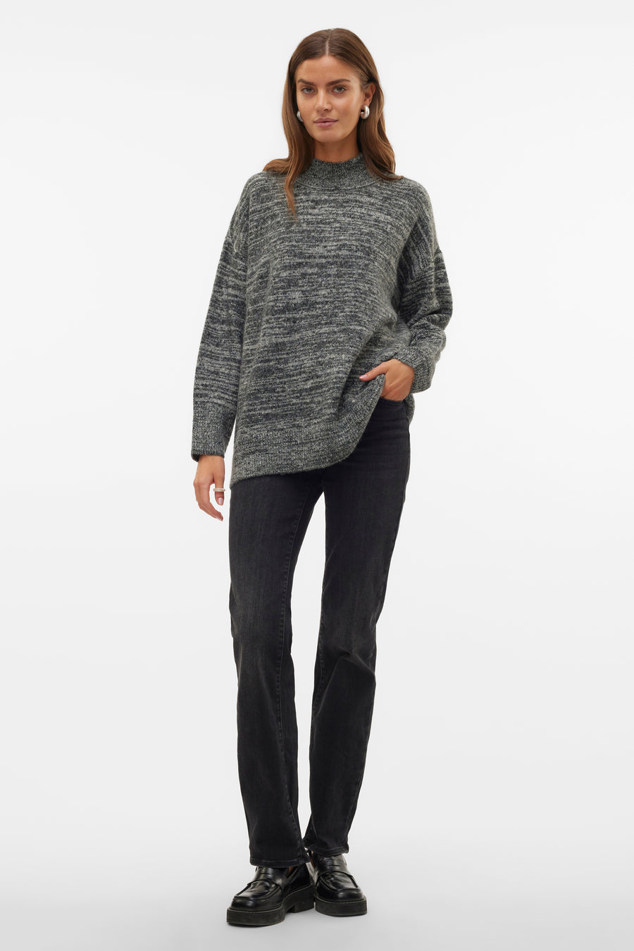 Zwarte trui met rolkraag van VERO MODA, met een gemêleerde textuur, gecombineerd met donkere jeans en zwarte schoenen.