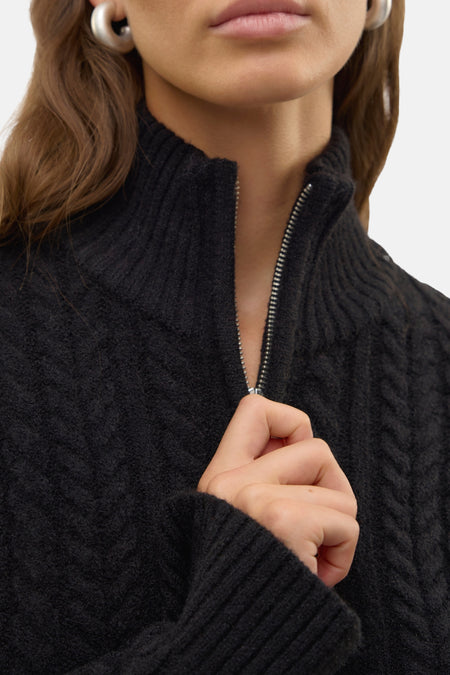 Zwarte gilet van VERO MODA, met een rits en een grove kabelstructuur.
