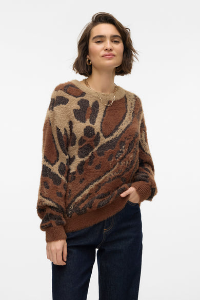 Pull marron avec col rond de VERO MODA, imprimé d'animaux et porté avec des jeans foncés et des chaussures noires.