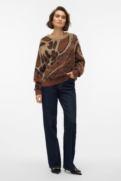 Bruine trui met ronde hals van VERO MODA, met een dierenprint en gedragen met donkere jeans en zwarte schoenen.
