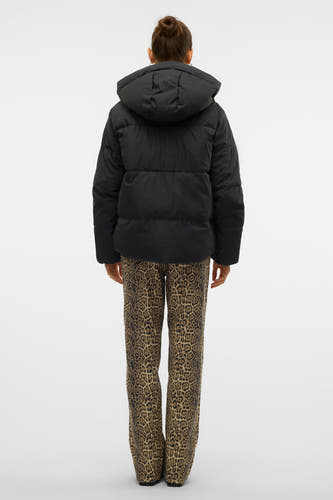 Manteau court noir de Vero Moda avec capuche, porté avec un pantalon imprimé léopard.