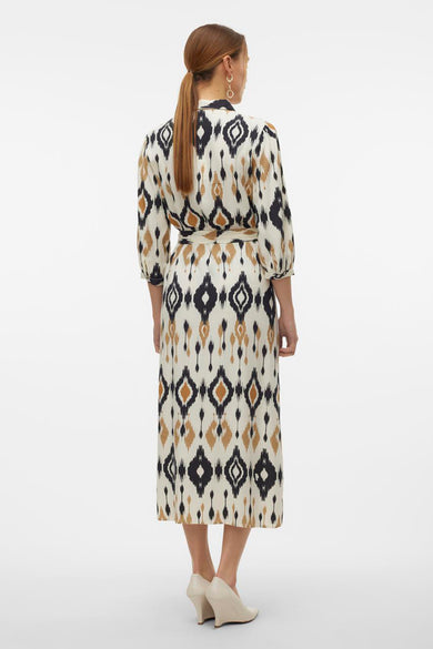 Veelkleurige jurk met korte mouwen van VERO MODA, met ikat-patroon en een ceintuur.