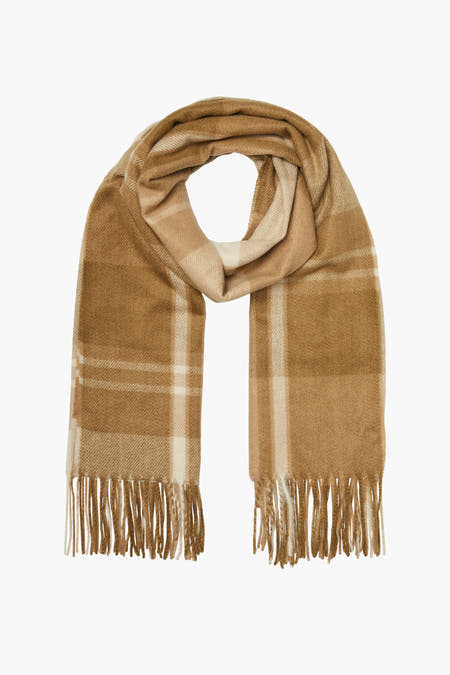 Bruine wintersjaal van VERO MODA met een ruitpatroon en franjes.
