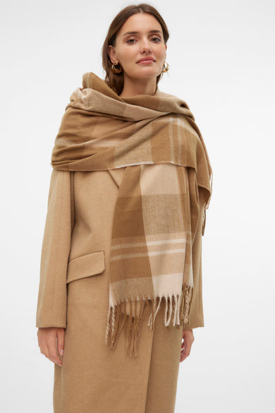 Châle d'hiver brun de VERO MODA® avec un motif de lunettes et des franges, associé à une veste camel et des boucles d'oreilles dorées.
