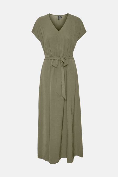 Groene jurk met korte mouwen van Vero Moda, met een v-hals en een ceintuur om de taille.
