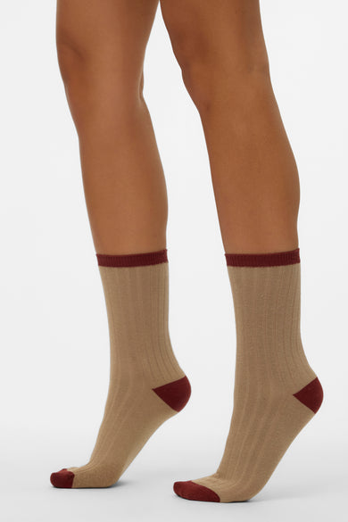 Beige sokken van VERO MODA met bordeauxrode details op teen en boord, geribbelde textuur.