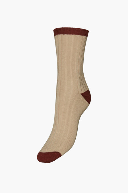 Beige sokken van VERO MODA, met ribbels en bruine details aan de teen, hiel en bovenkant.