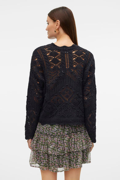 Pull noir avec col rond de VERO MODA, avec un motif tricoté ouvert et des manches longues.