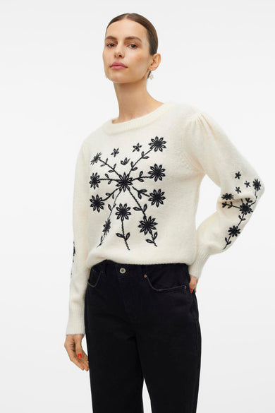 T-shirt écru avec col rond de VERO MODA, avec des motifs floraux brodés sur les manches.