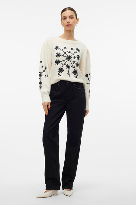 Ecru trui met ronde hals van VERO MODA®, versierd met geborduurde bloemmotieven op de voorkant en mouwen.