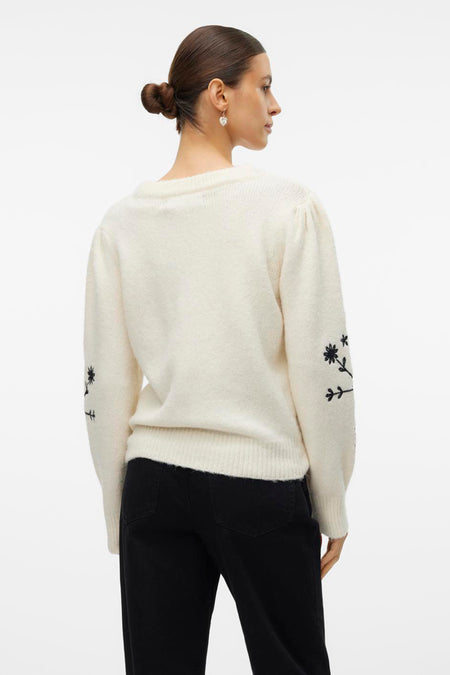 Ecru trui met ronde hals van VERO MODA, met geborduurde bloemmotieven op de mouwen.