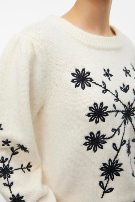Sweat-shirt écru avec col rond de VERO MODA, avec des motifs floraux brodés et des manches bouffantes.