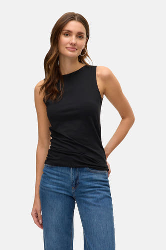 T-shirt noir à manches courtes de VERO MODA, porté avec des jeans larges et des chaussures marron.