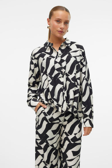 Multikleurig overhemd met lange mouwen van Vero Moda, met een zwart-wit abstract patroon en gedragen met een bijpassende broek.
