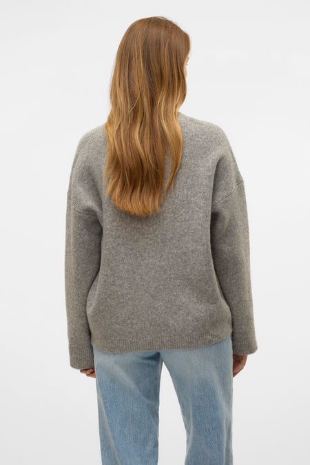 Grijs gilet van VERO MODA, op de rug gezien, gecombineerd met een blauwe jeans.
